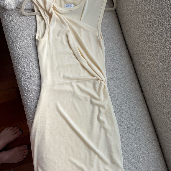 With Jean Dani dress in pearly yellow - Picture 7 of 8